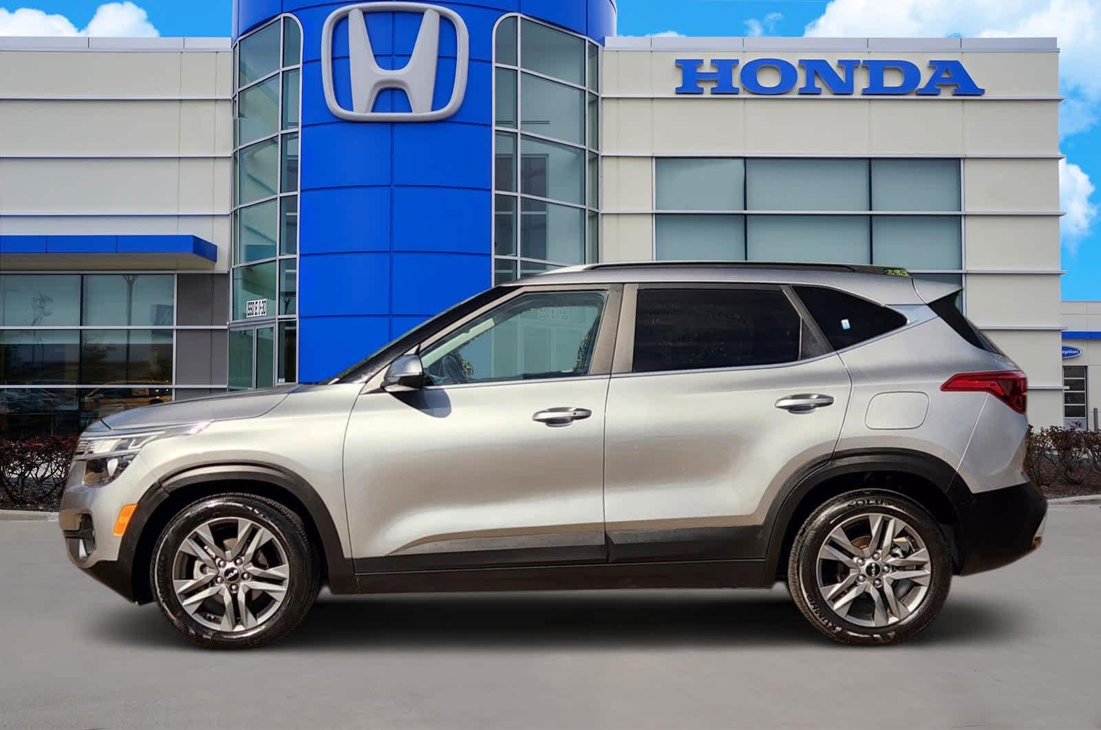 Thumbnail: 2023 Kia Seltos - 3