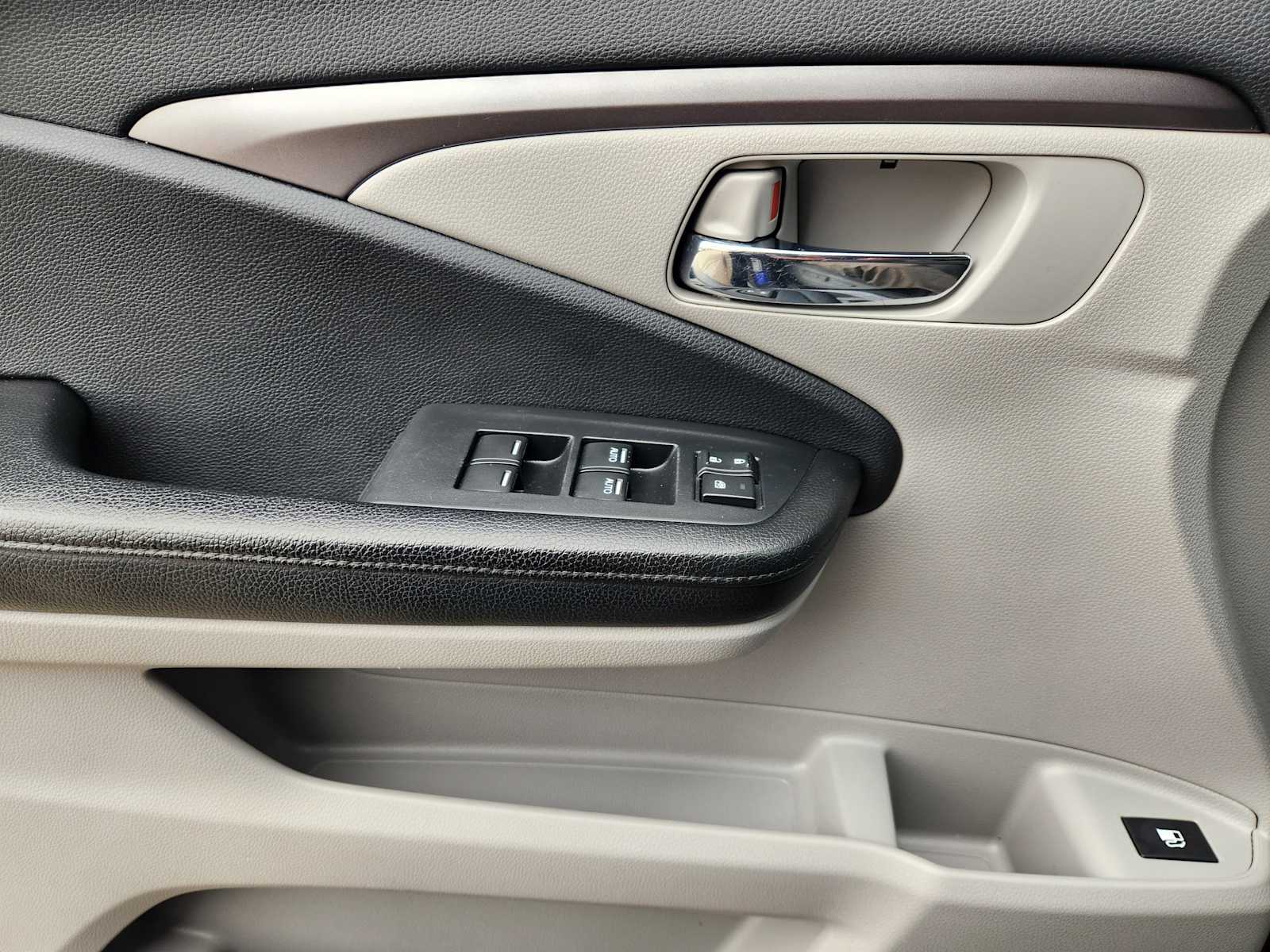 Thumbnail: 2017 Honda Pilot - 29