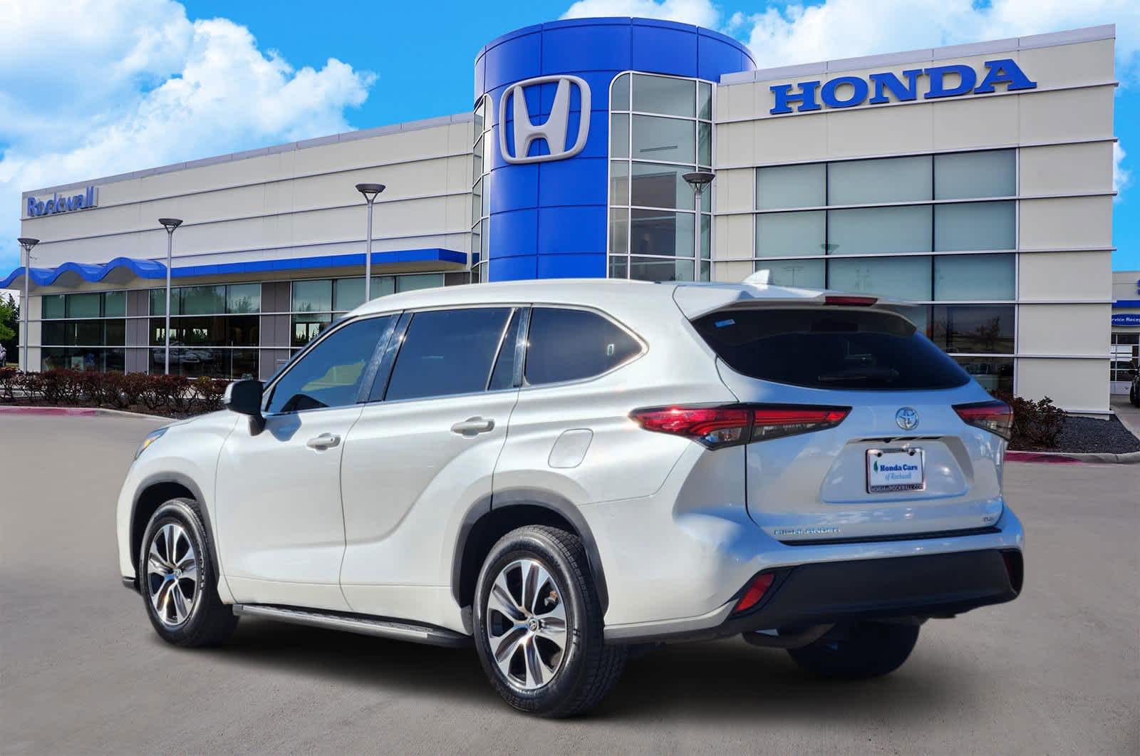 Thumbnail: 2022 Toyota Highlander - 4