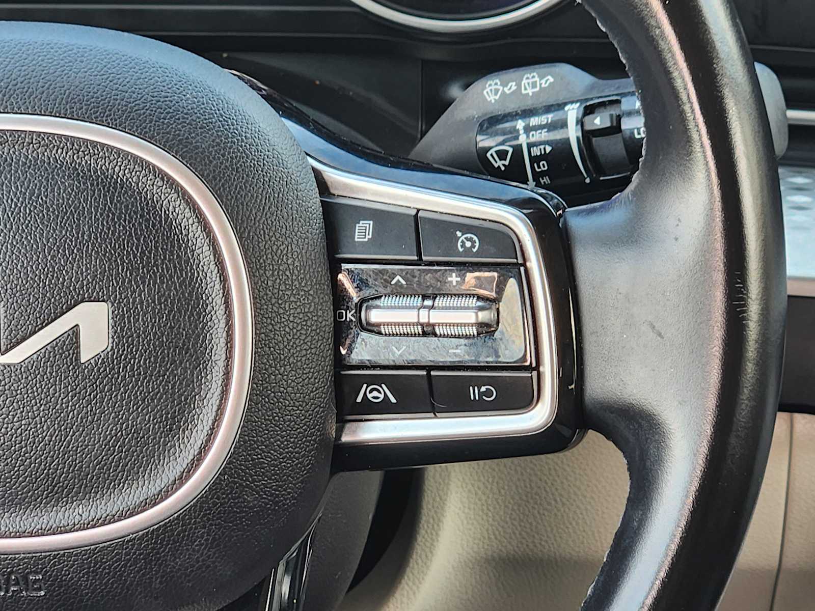 Thumbnail: 2022 Kia Carnival - 32