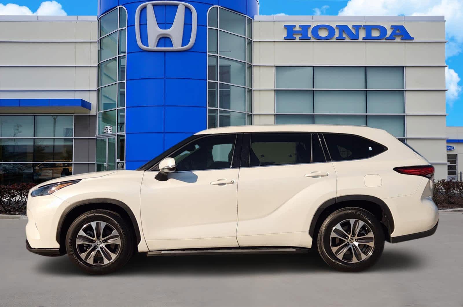 Thumbnail: 2022 Toyota Highlander - 3