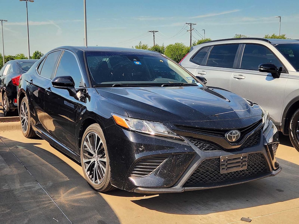 Used 2020 Toyota Camry SE Sedan