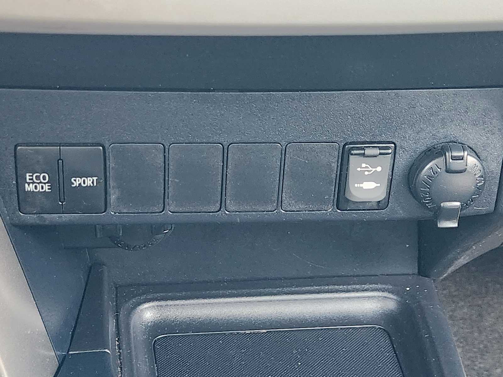 Thumbnail: 2015 Toyota RAV4 - 28