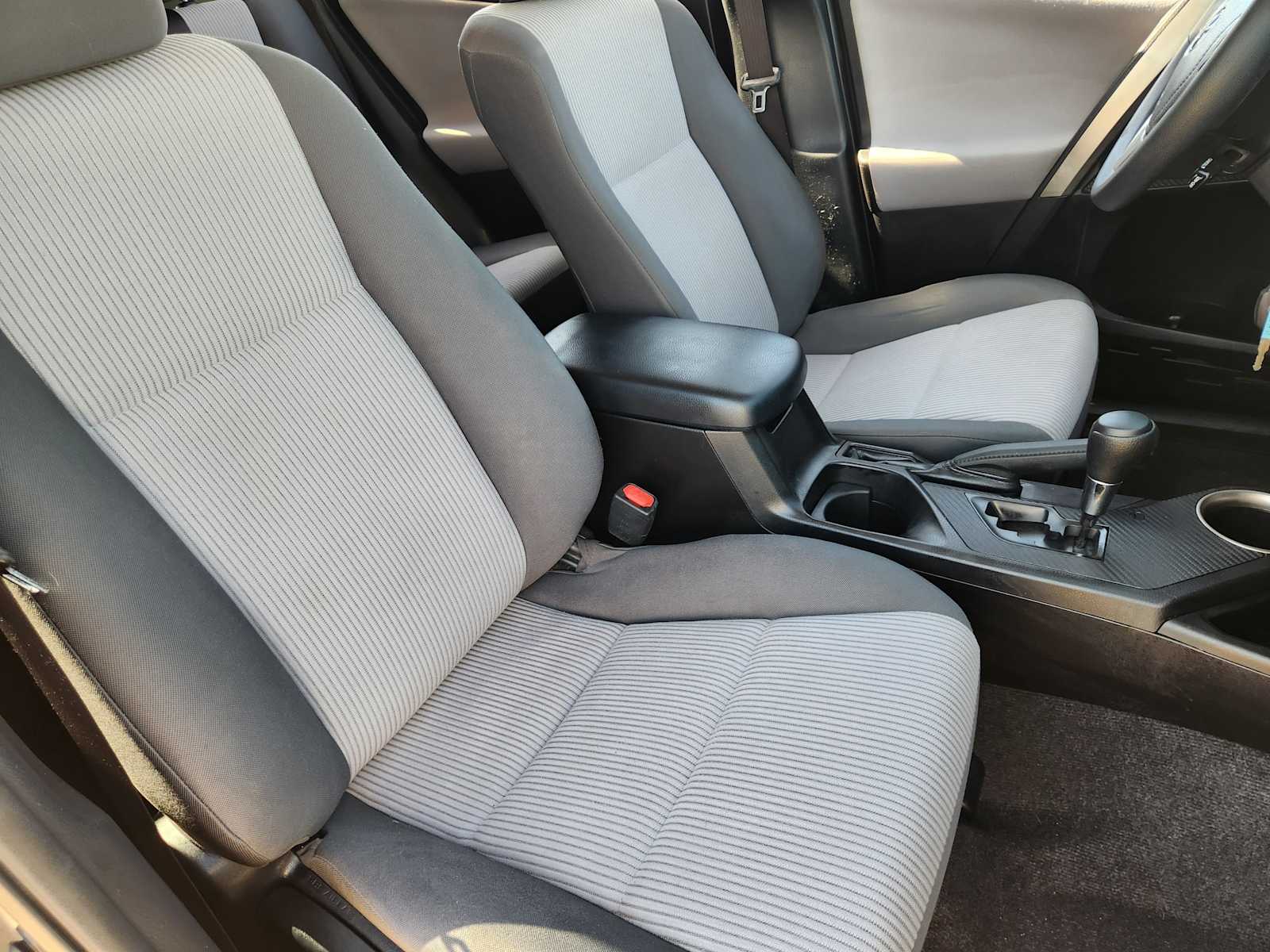 Thumbnail: 2015 Toyota RAV4 - 14