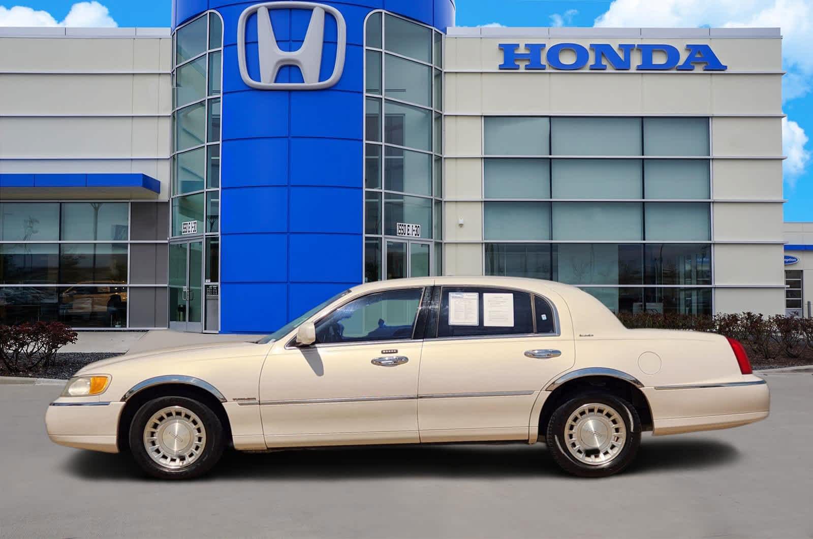 Thumbnail: 2001 Lincoln Town Car - 3
