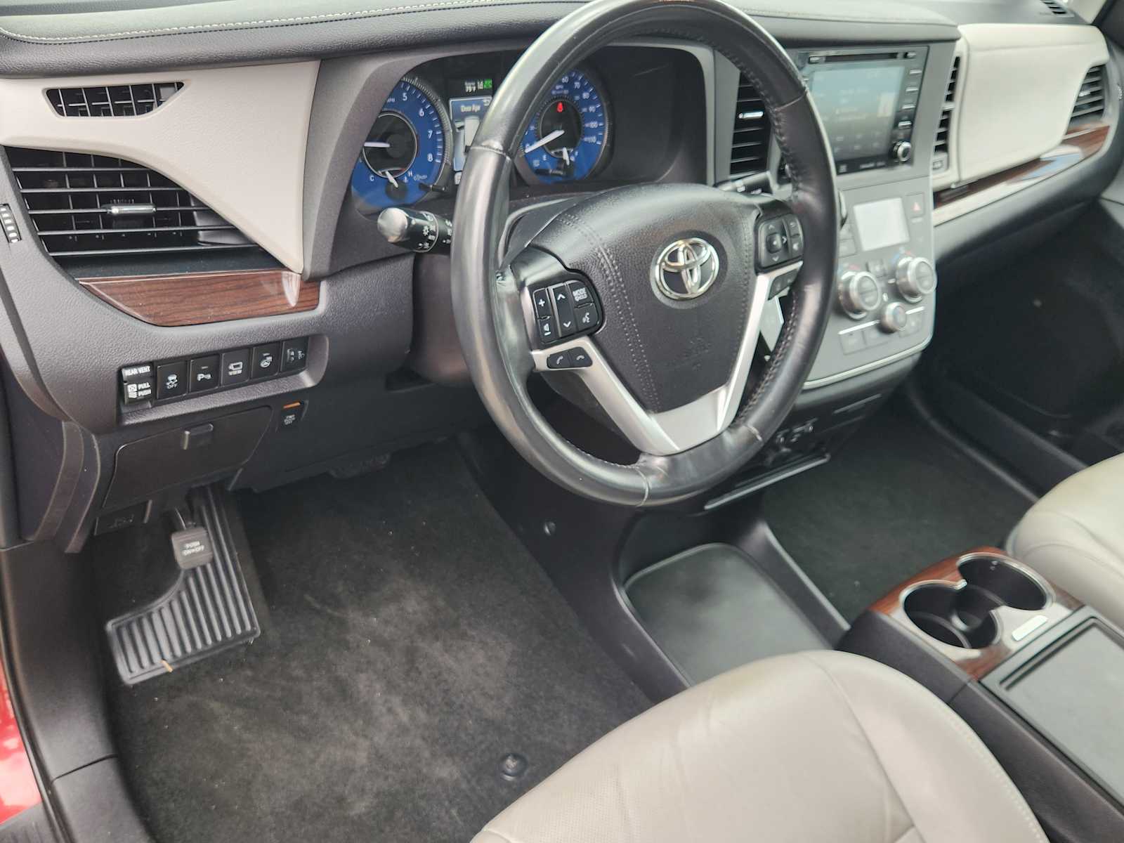 2019 Toyota Sienna Limited Premium photo 2