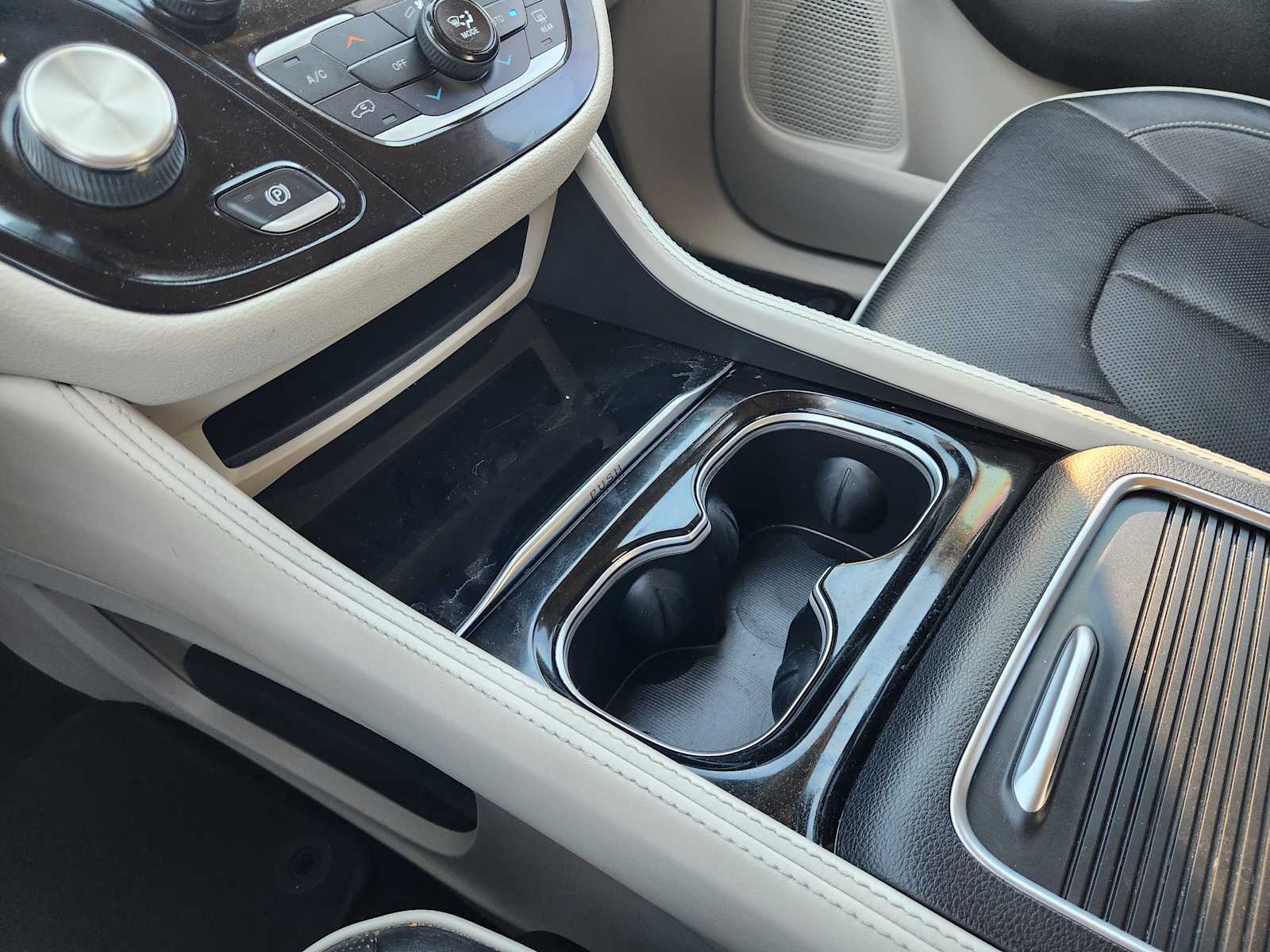 Thumbnail: 2022 Chrysler Pacifica - 18