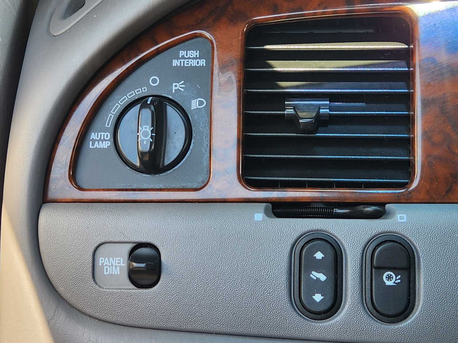 Thumbnail: 2001 Lincoln Town Car - 27