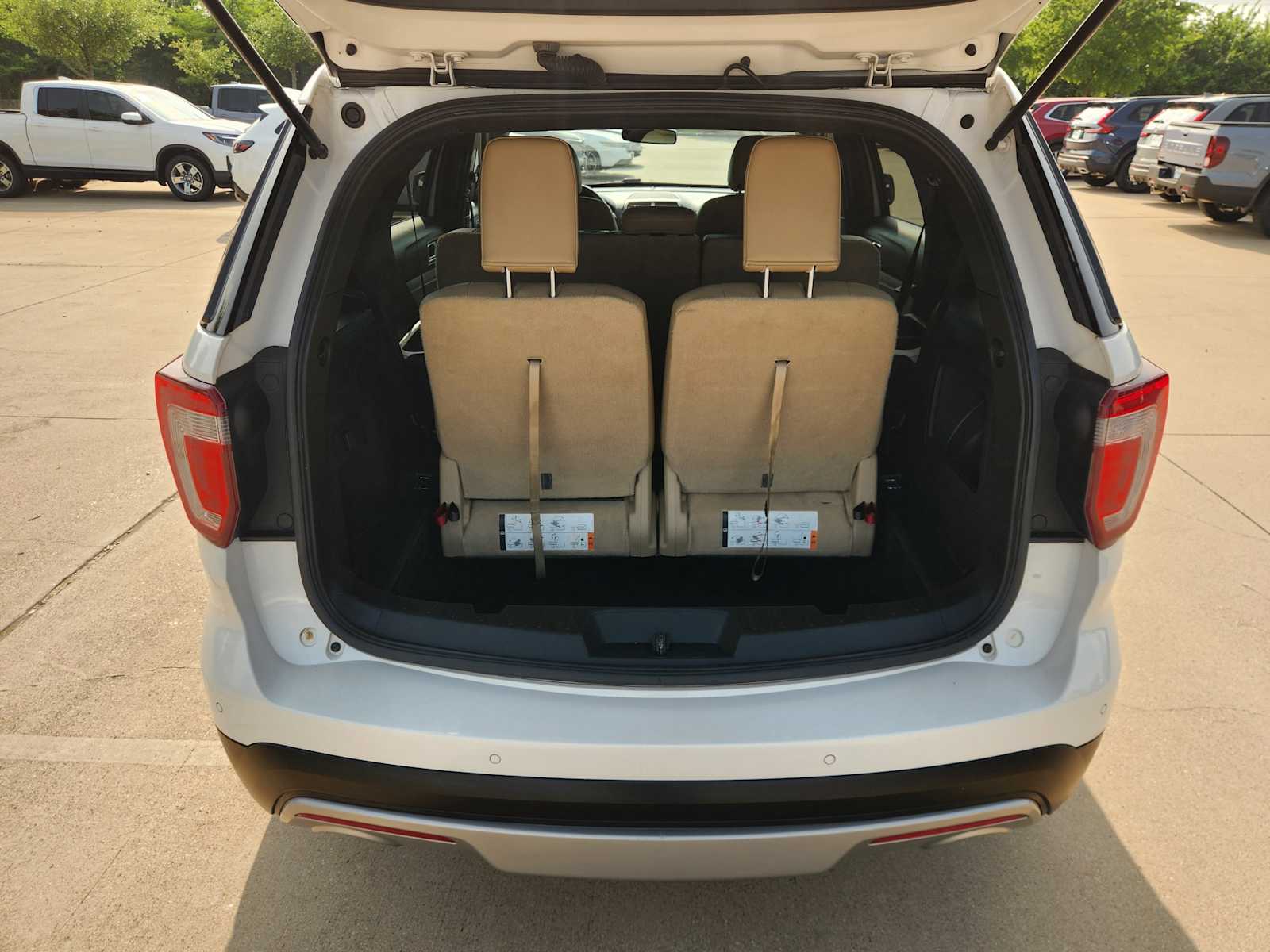 Thumbnail: 2016 Ford Explorer - 20