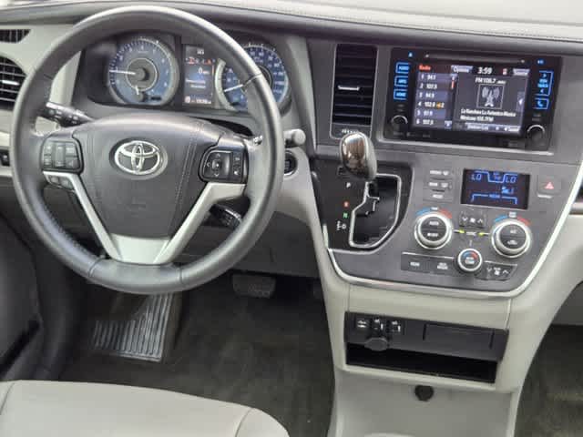 2017 Toyota Sienna XLE 16