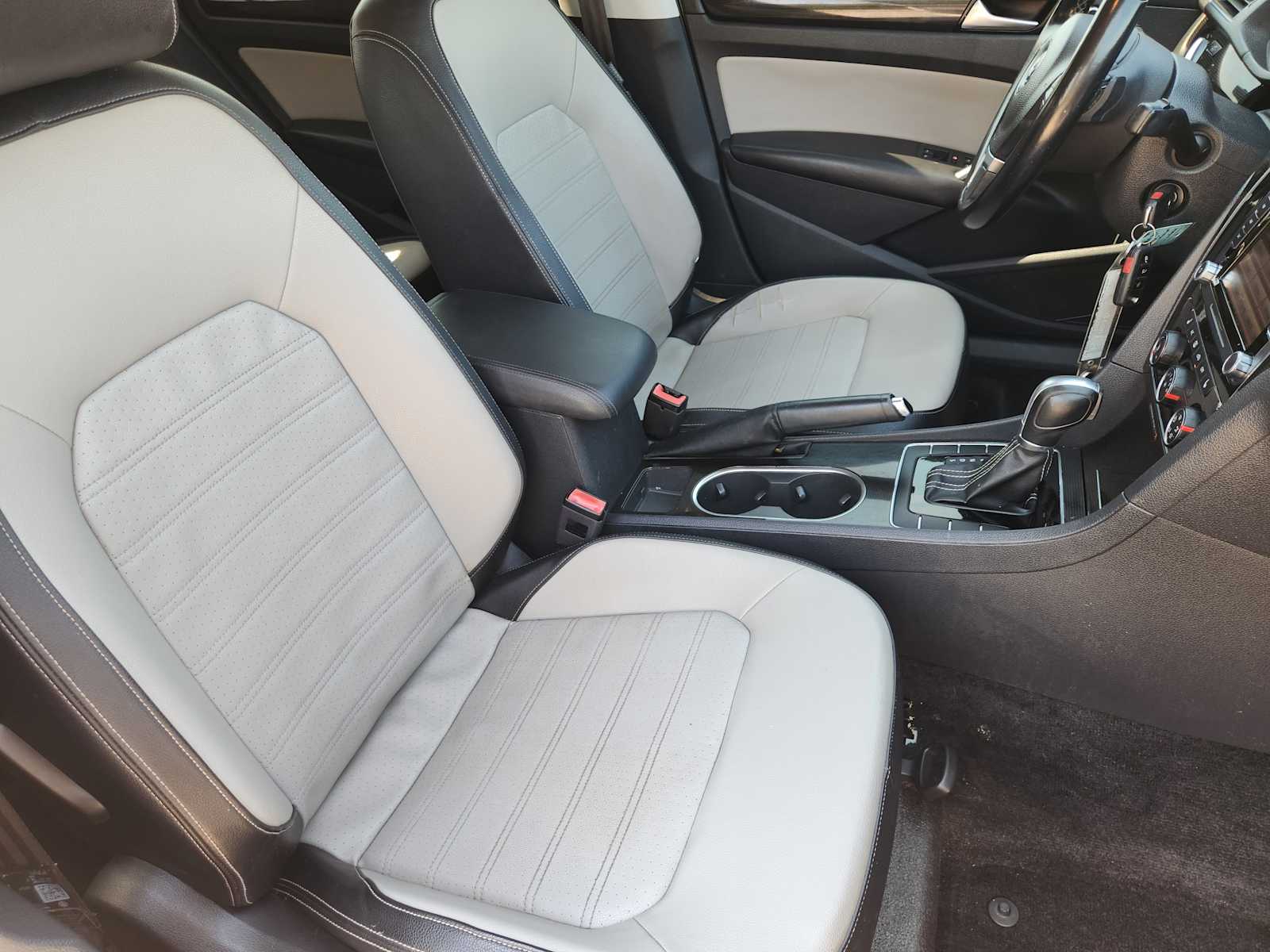Thumbnail: 2015 Volkswagen Passat - 14