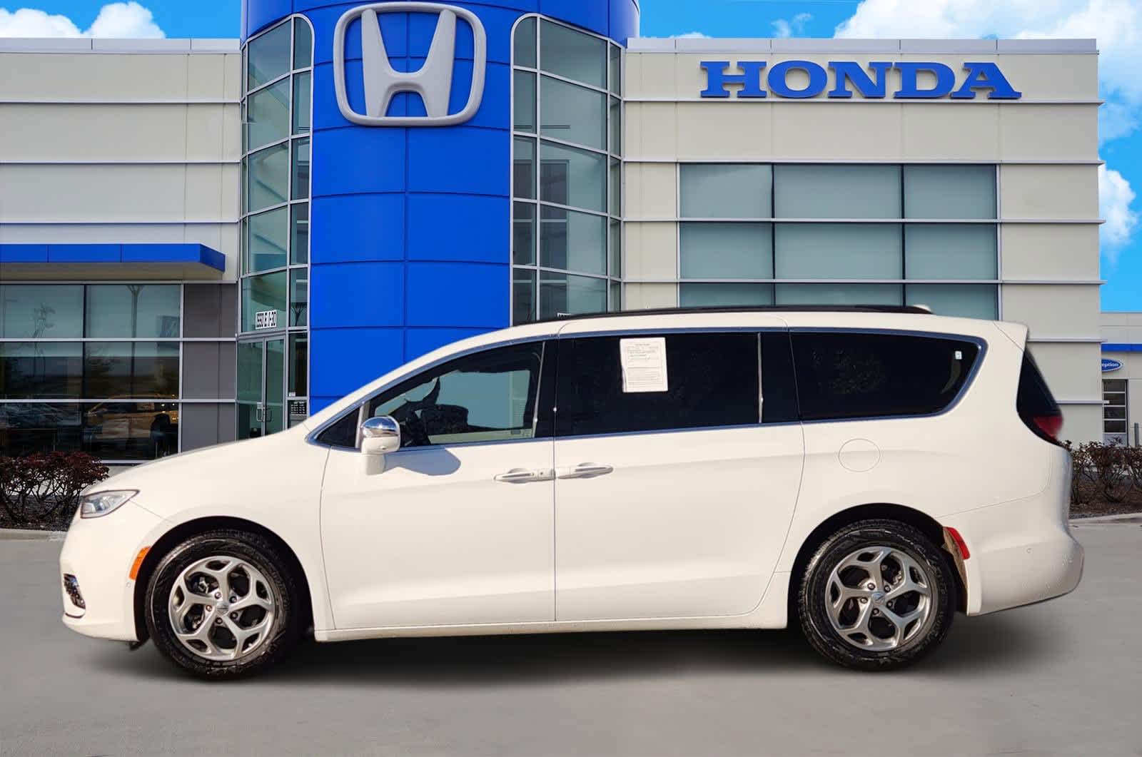 Thumbnail: 2022 Chrysler Pacifica - 3