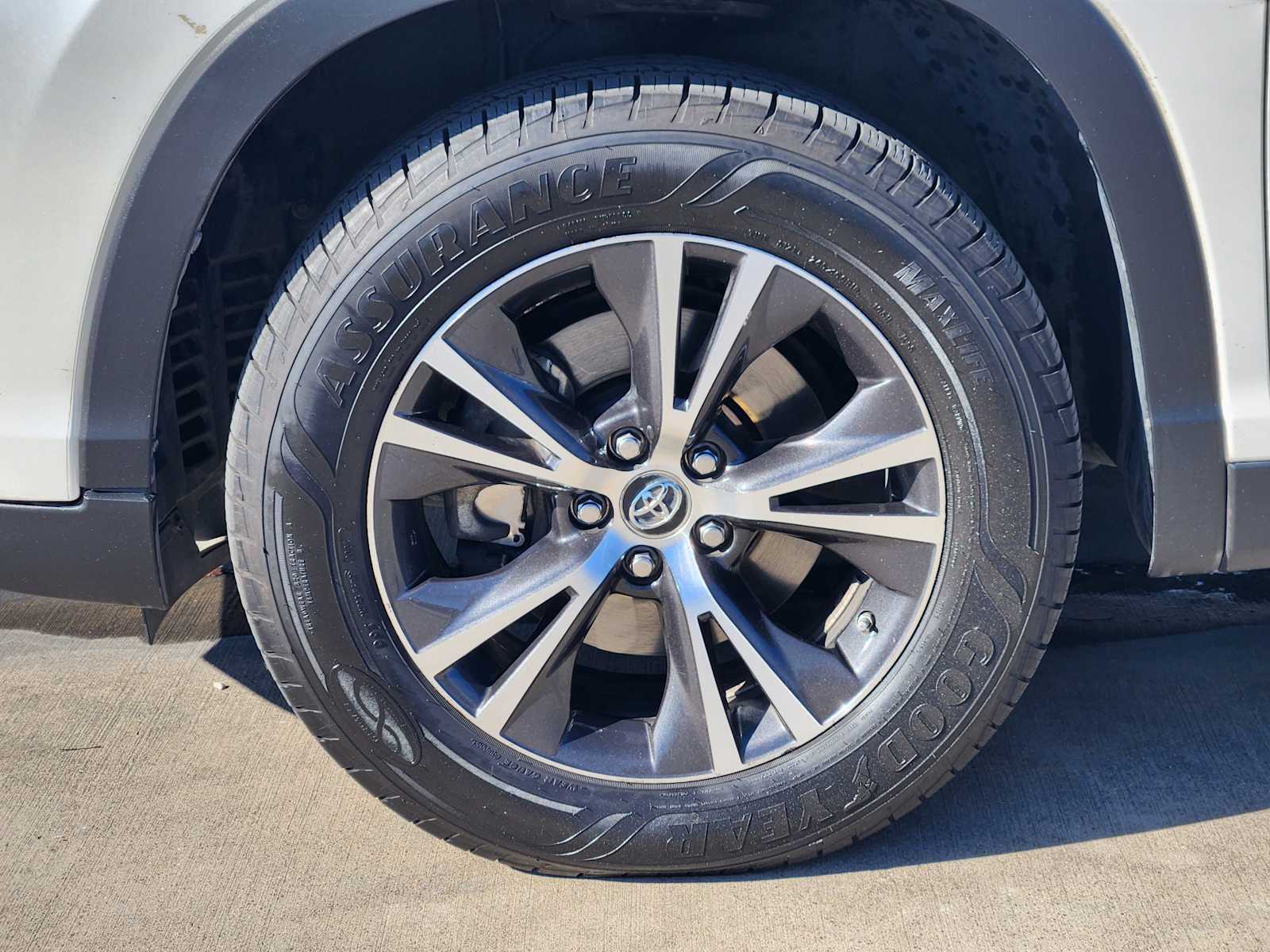 Thumbnail: 2019 Toyota Highlander - 21