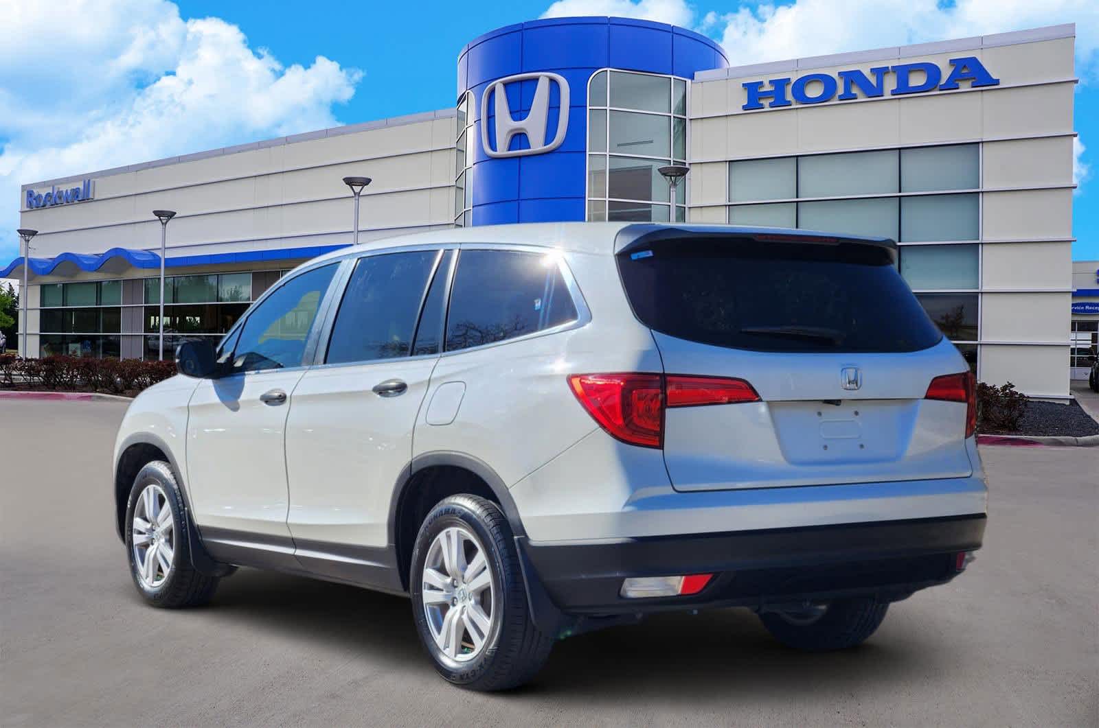 Thumbnail: 2017 Honda Pilot - 4