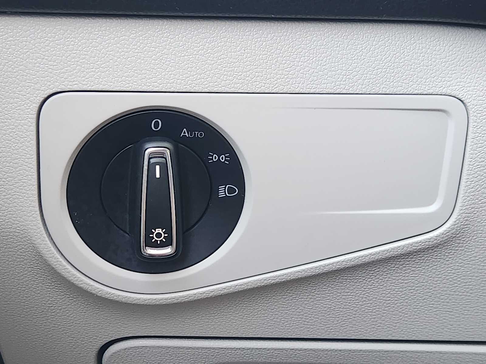 Thumbnail: 2023 Volkswagen Tiguan - 24