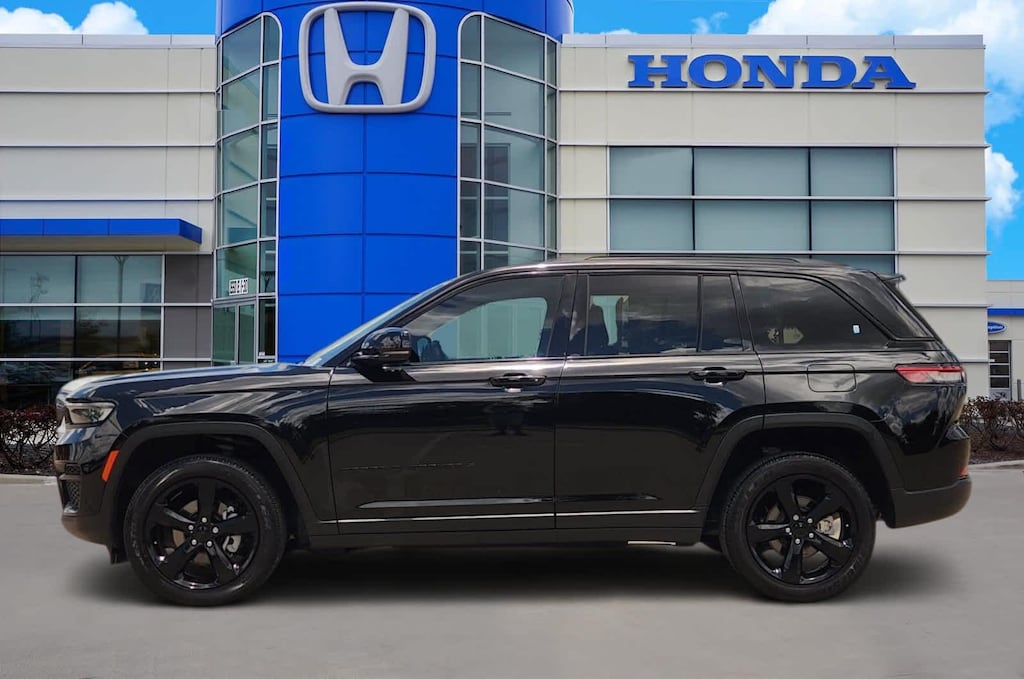 Used 2024 Jeep Grand Cherokee Laredo SUV