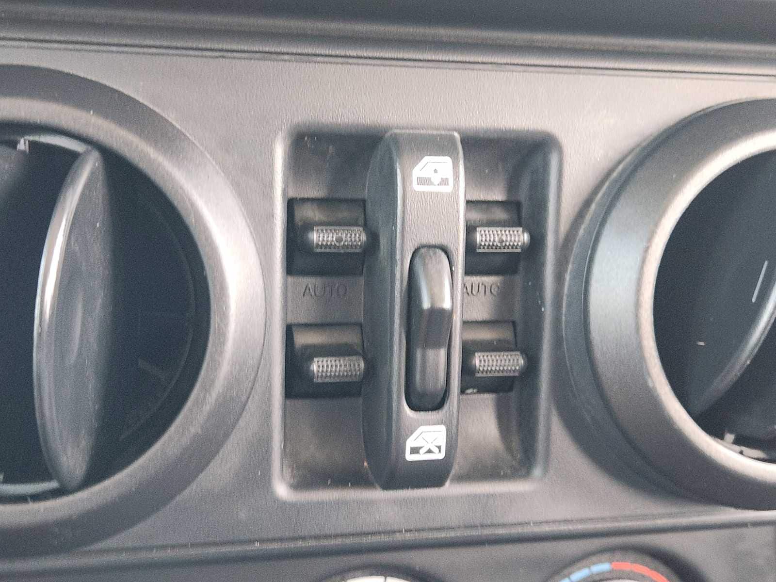 Thumbnail: 2010 Jeep Wrangler - 26