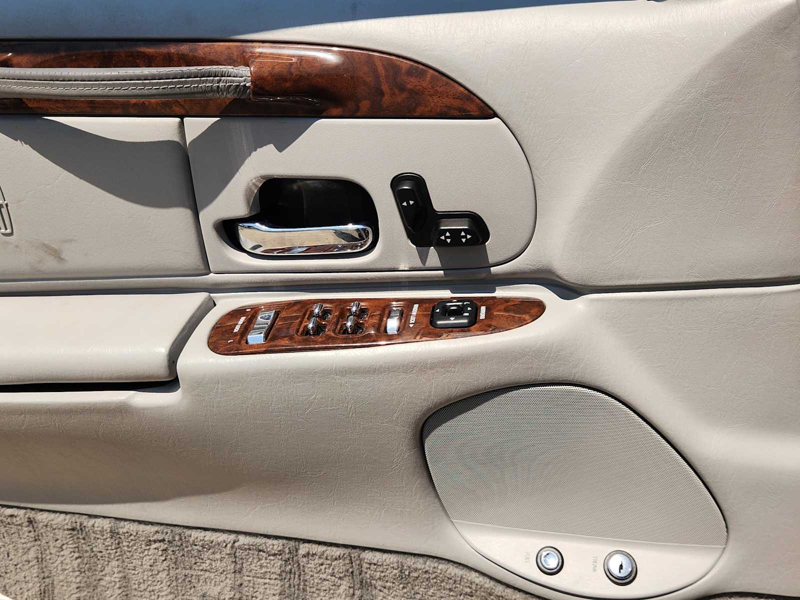 Thumbnail: 2001 Lincoln Town Car - 29