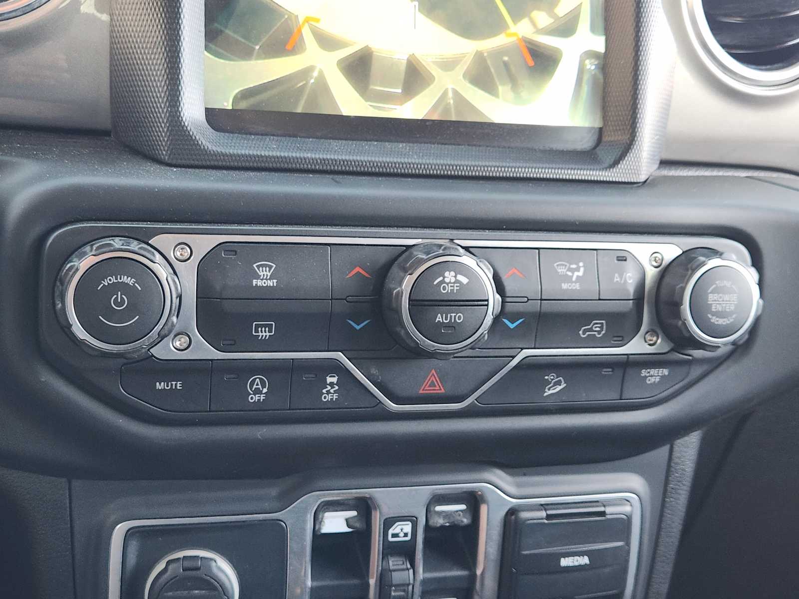 Thumbnail: 2018 Jeep Wrangler - 26