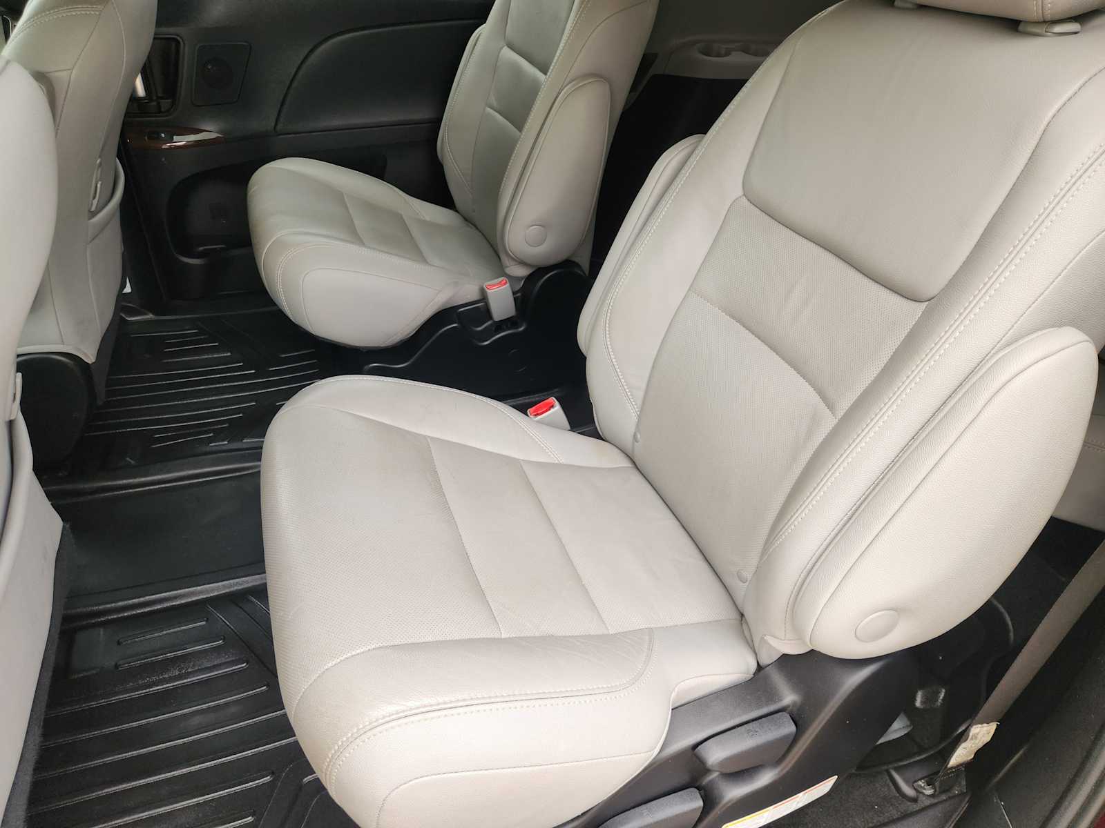 Thumbnail: 2019 Toyota Sienna - 13