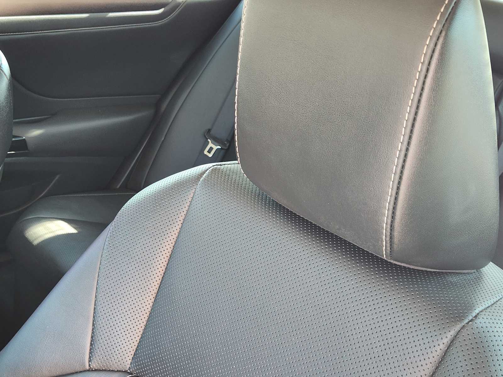 Thumbnail: 2022 Lexus ES - 24