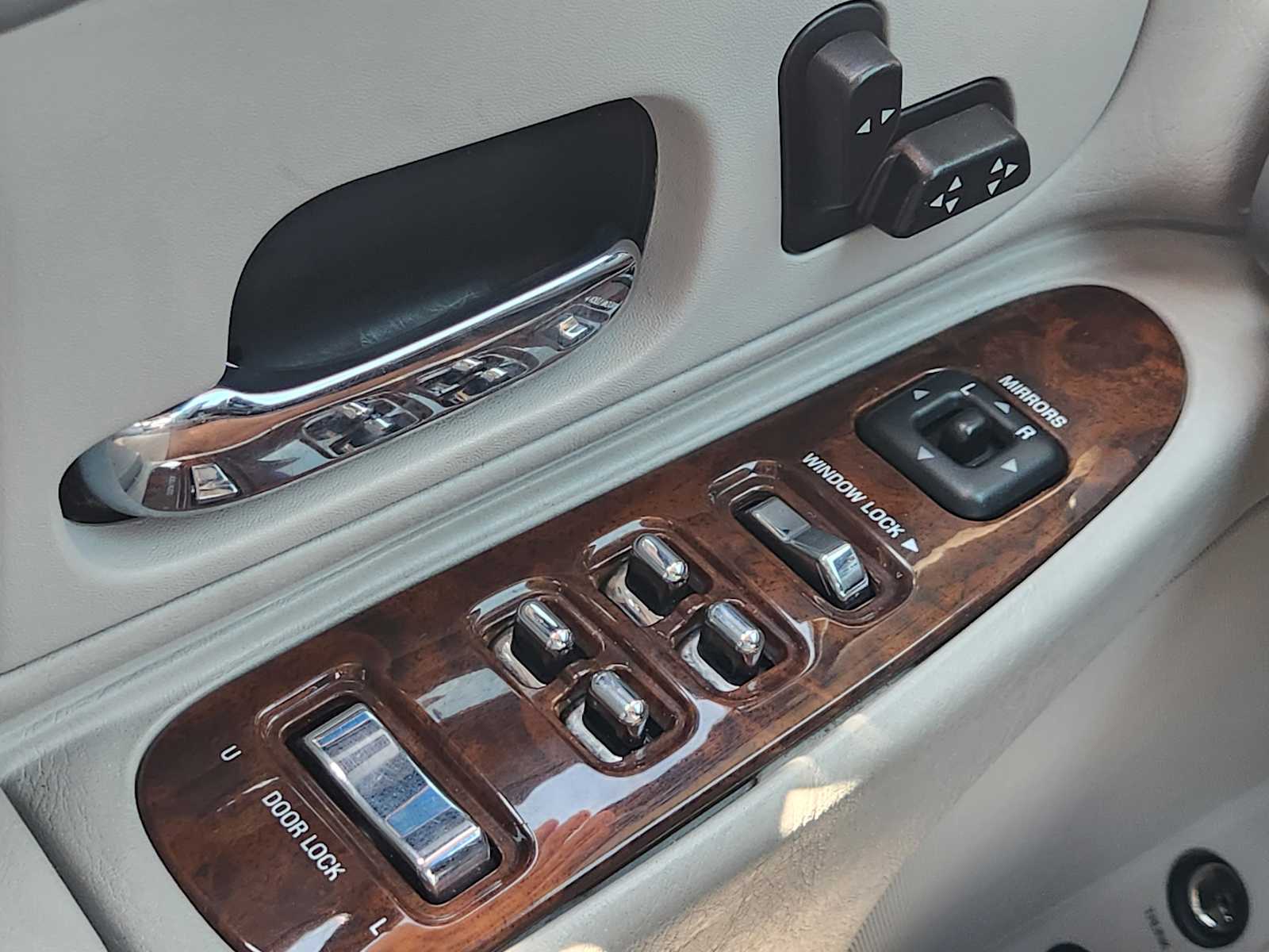 Thumbnail: 2001 Lincoln Town Car - 28