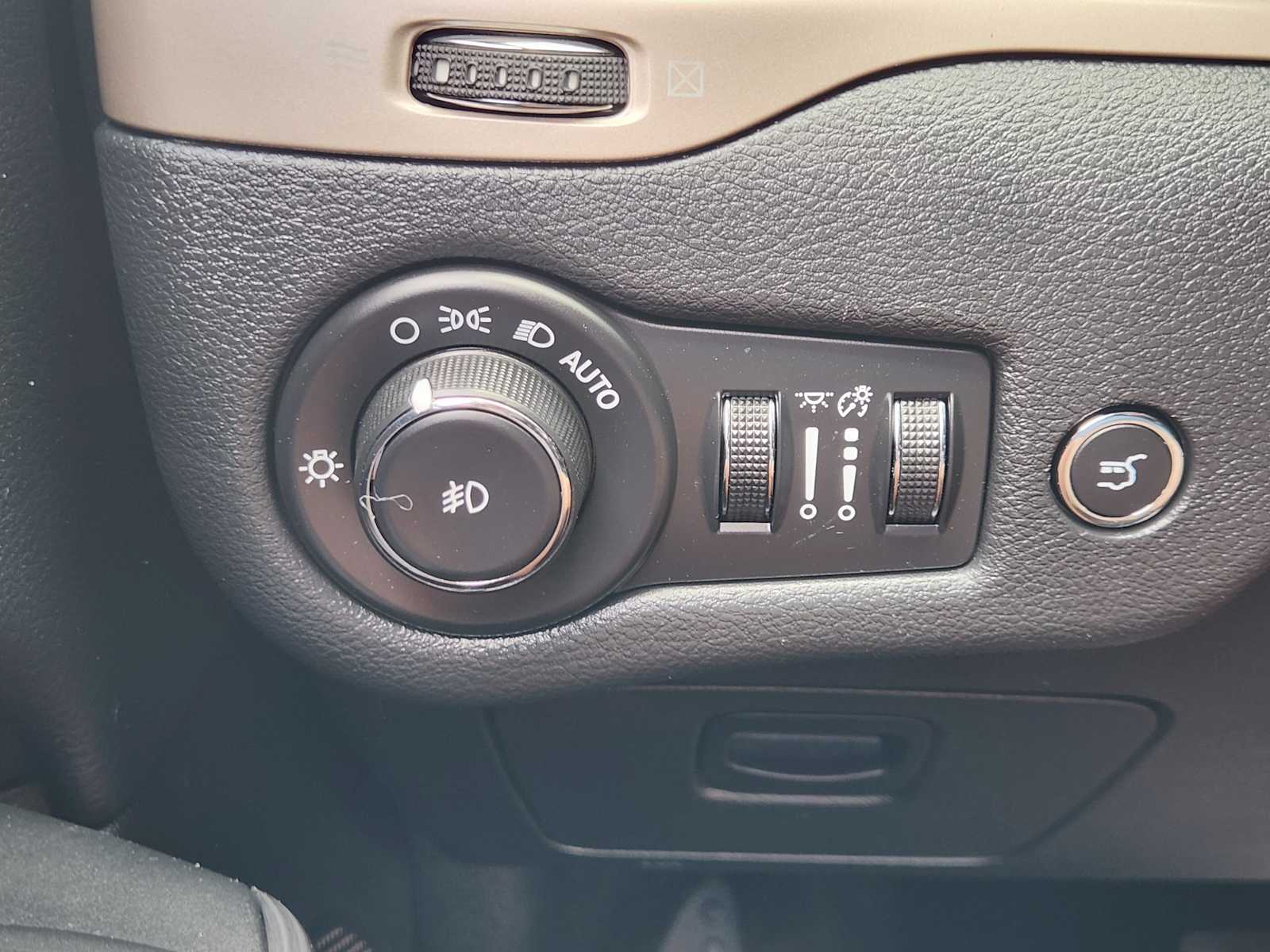 Thumbnail: 2015 Jeep Cherokee - 27