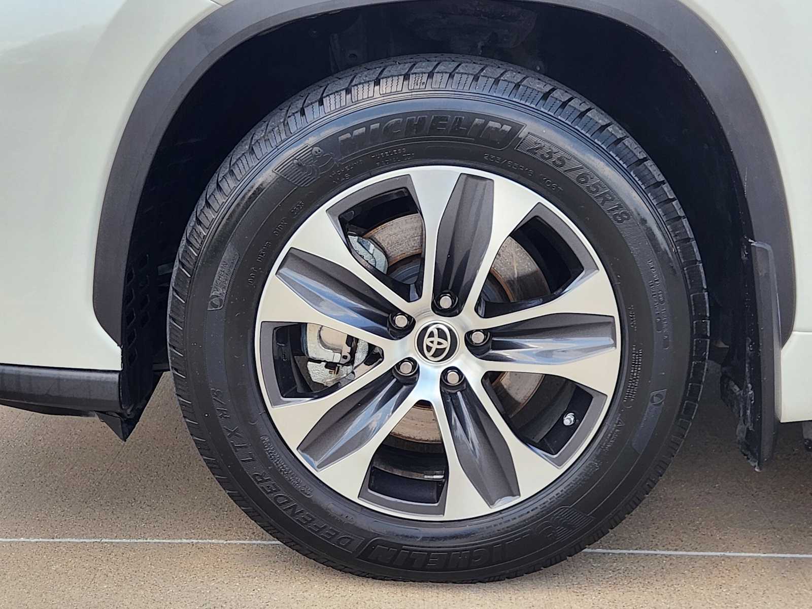 Thumbnail: 2021 Toyota Highlander - 21