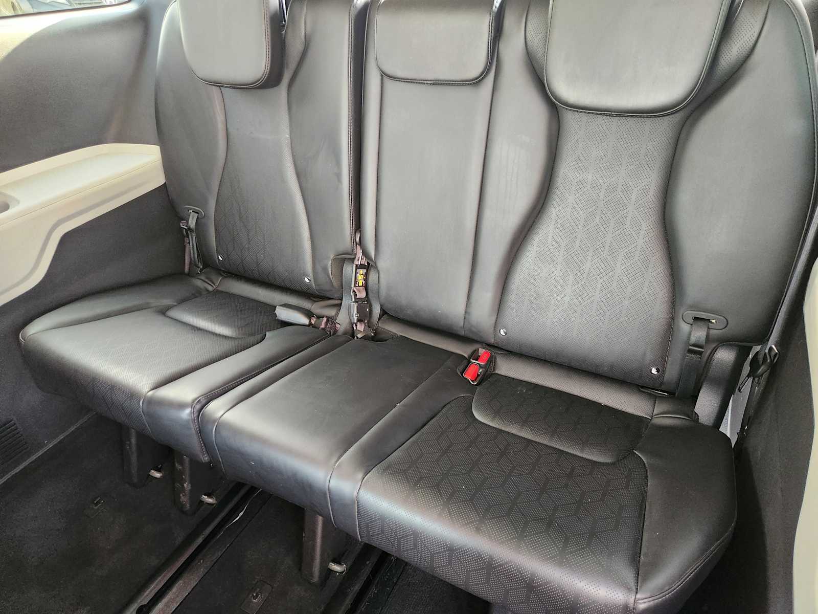 Thumbnail: 2022 Kia Carnival - 14