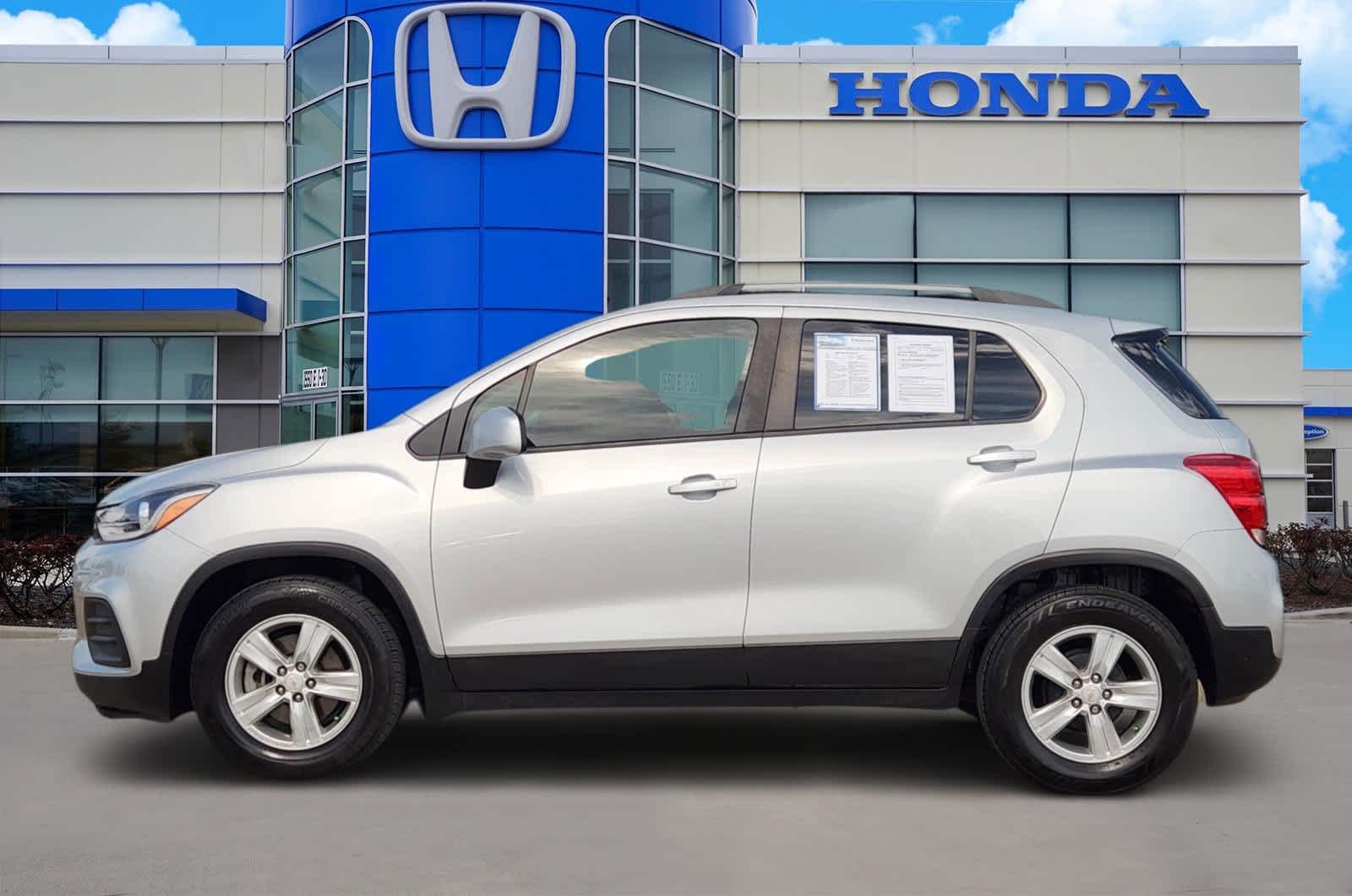 Thumbnail: 2021 Chevrolet Trax - 3