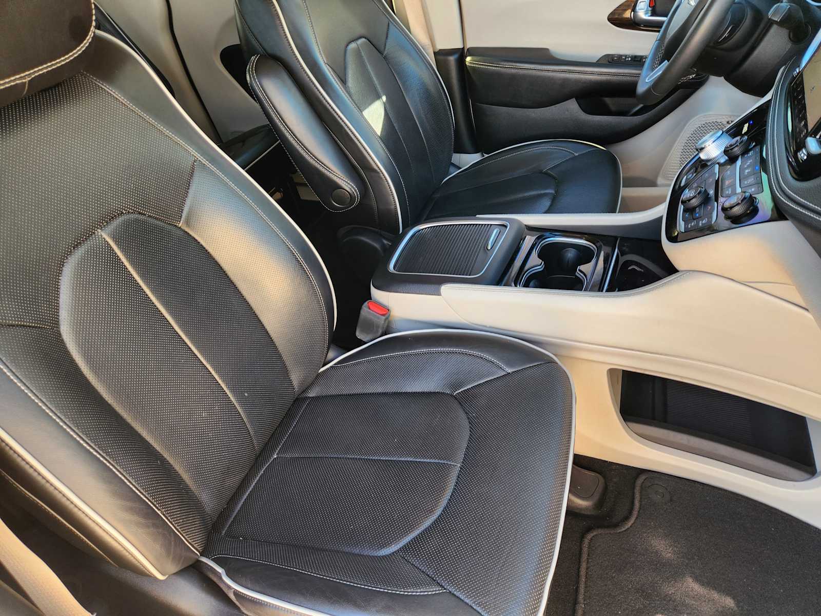 Thumbnail: 2022 Chrysler Pacifica - 15