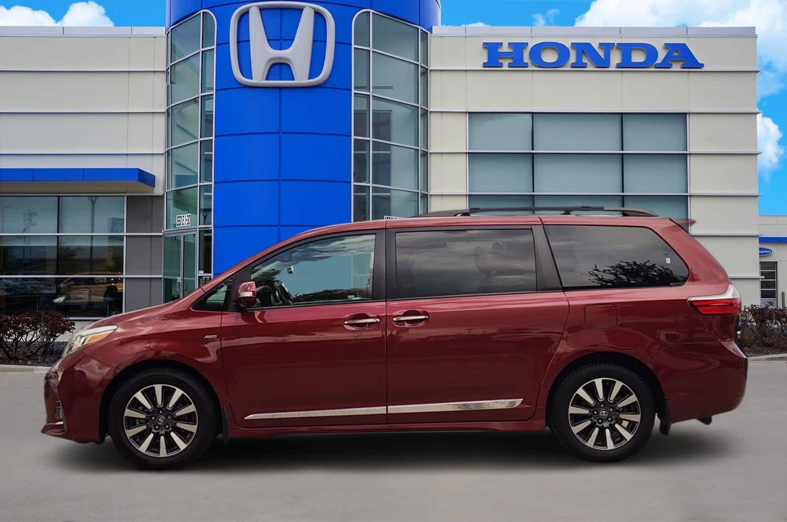 Thumbnail: 2019 Toyota Sienna - 3