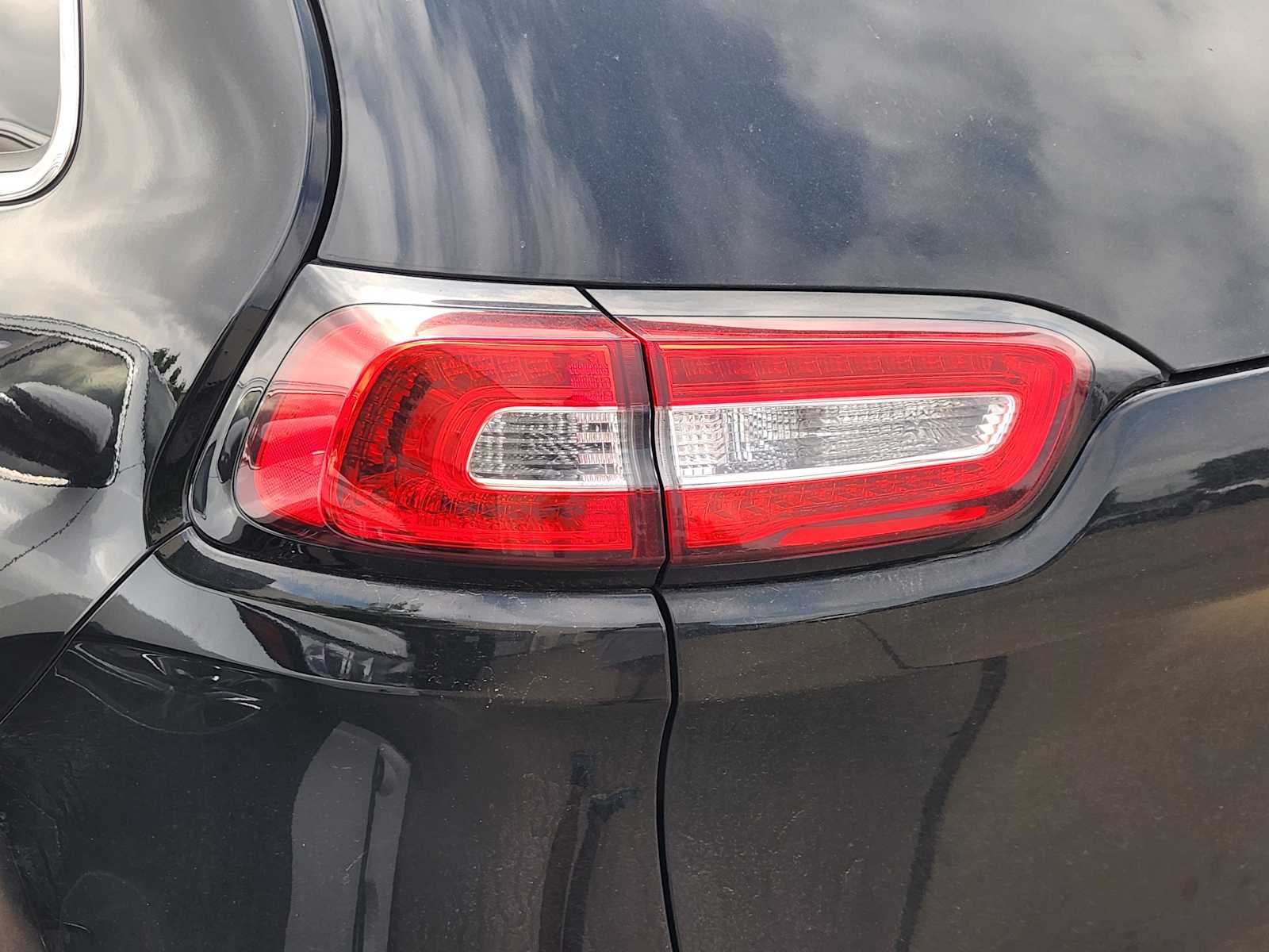 Thumbnail: 2018 Jeep Cherokee - 12