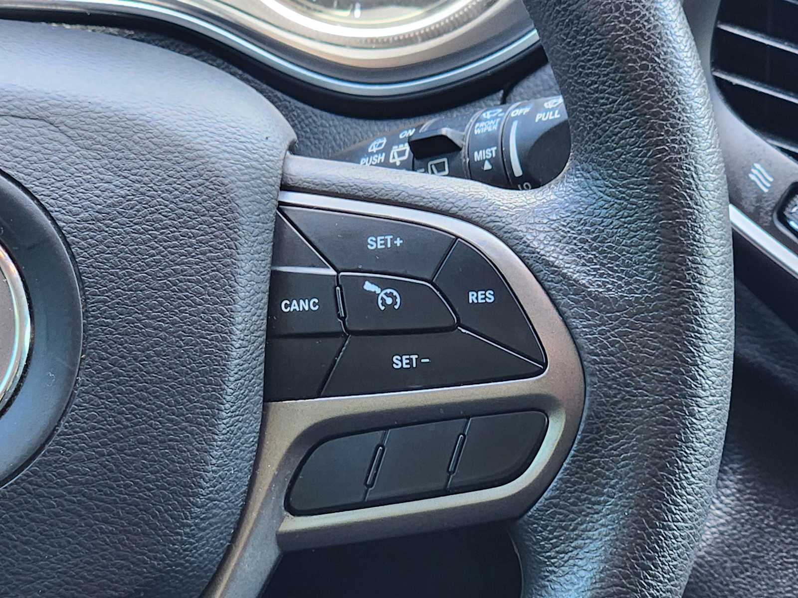 Thumbnail: 2020 Jeep Cherokee - 32