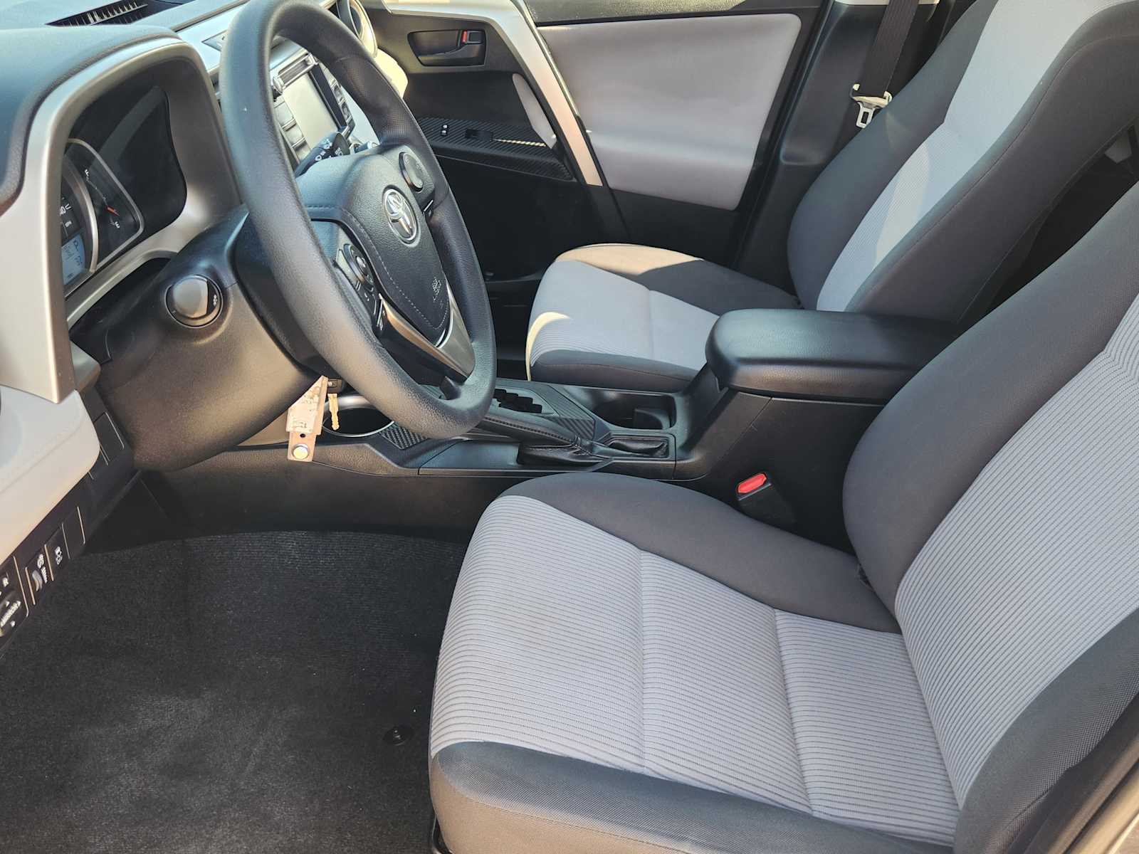 Thumbnail: 2015 Toyota RAV4 - 11