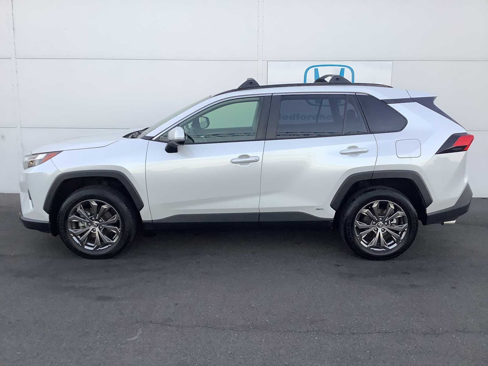 2023 Toyota RAV4 Hybrid XLE Premium photo 2