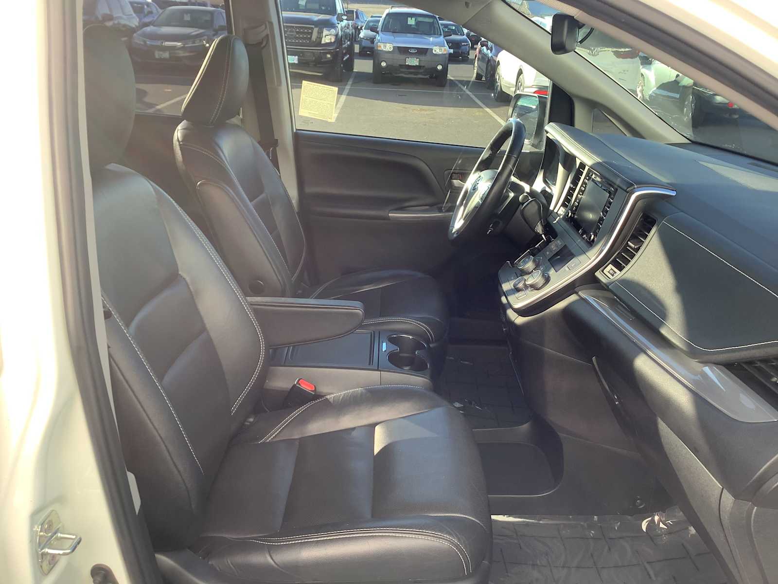 Thumbnail: 2019 Toyota Sienna - 15