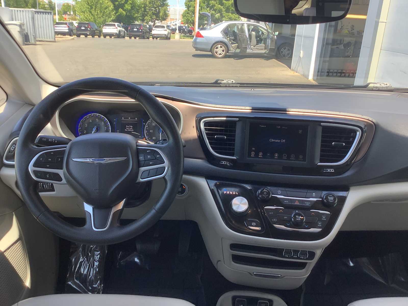 Thumbnail: 2021 Chrysler Voyager - 10