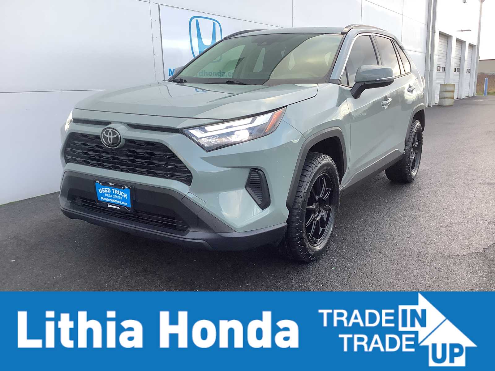 2023 Toyota RAV4 XLE's photo