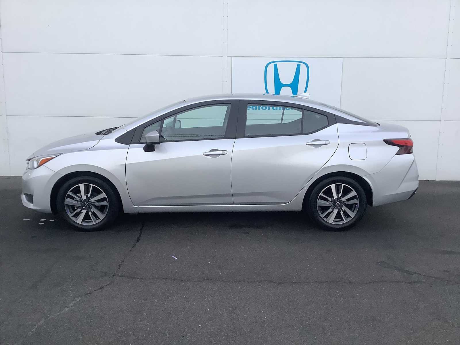 2023 Nissan Versa 1.6 SV photo 2