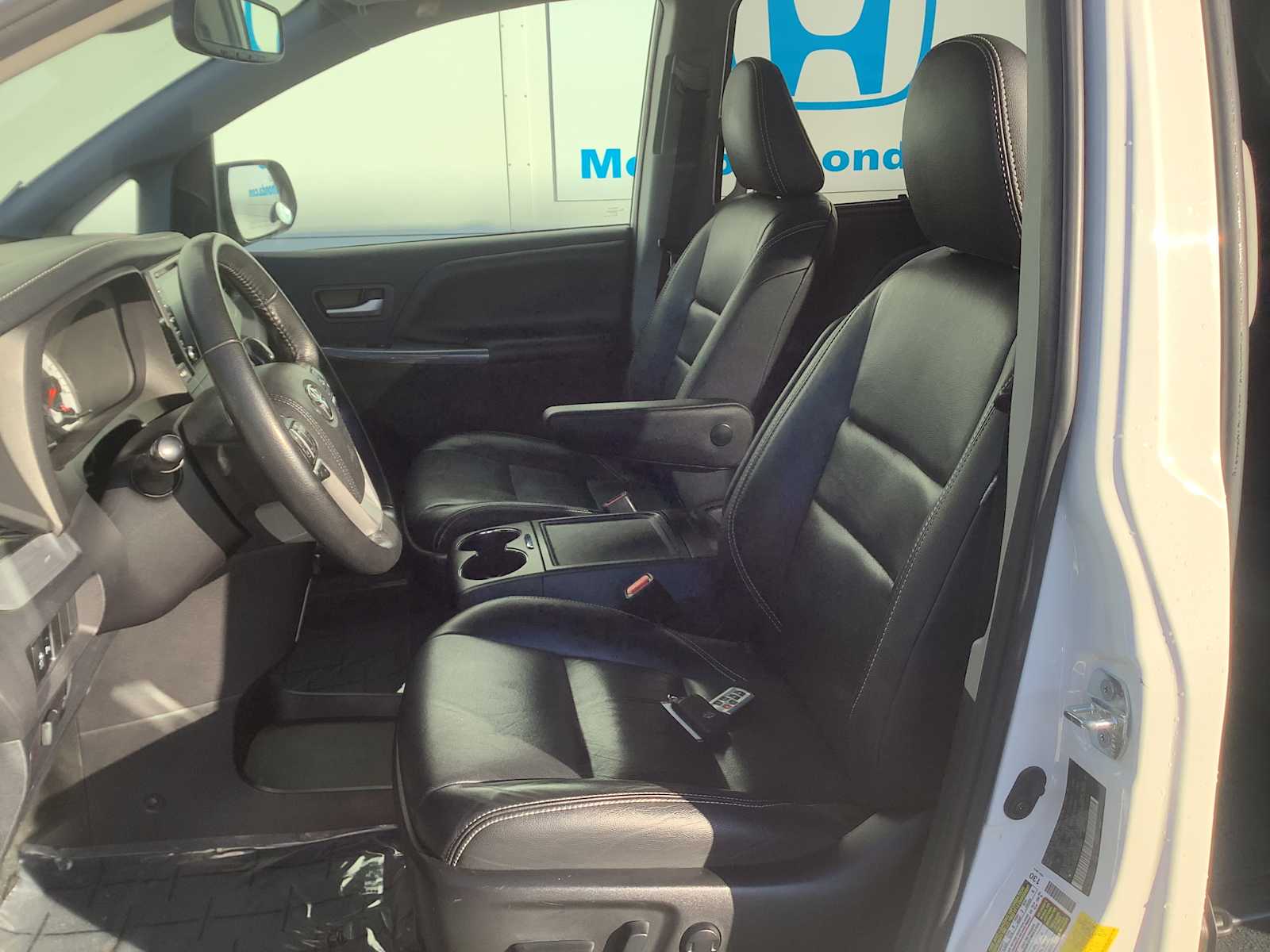 Thumbnail: 2019 Toyota Sienna - 11