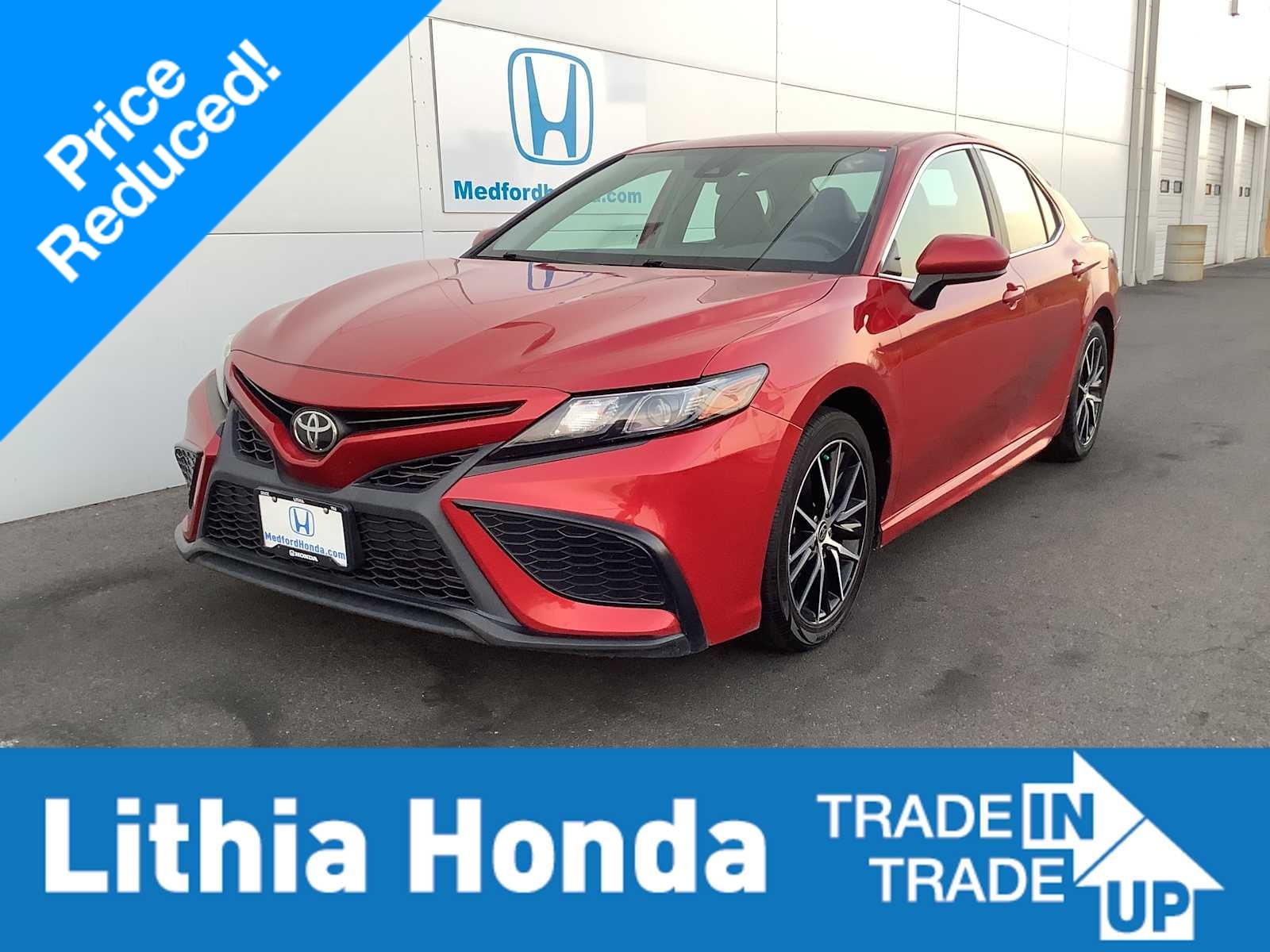 2021 Toyota Camry SE's photo