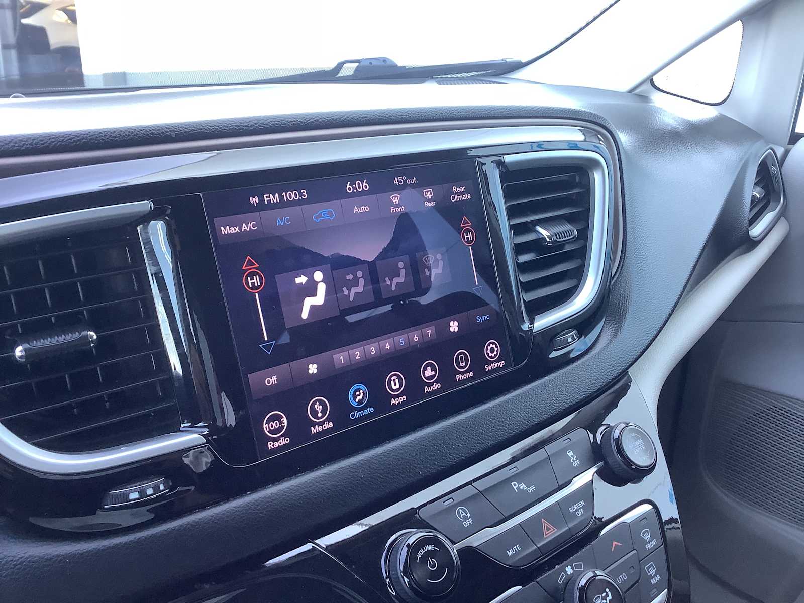 Thumbnail: 2019 Chrysler Pacifica - 16