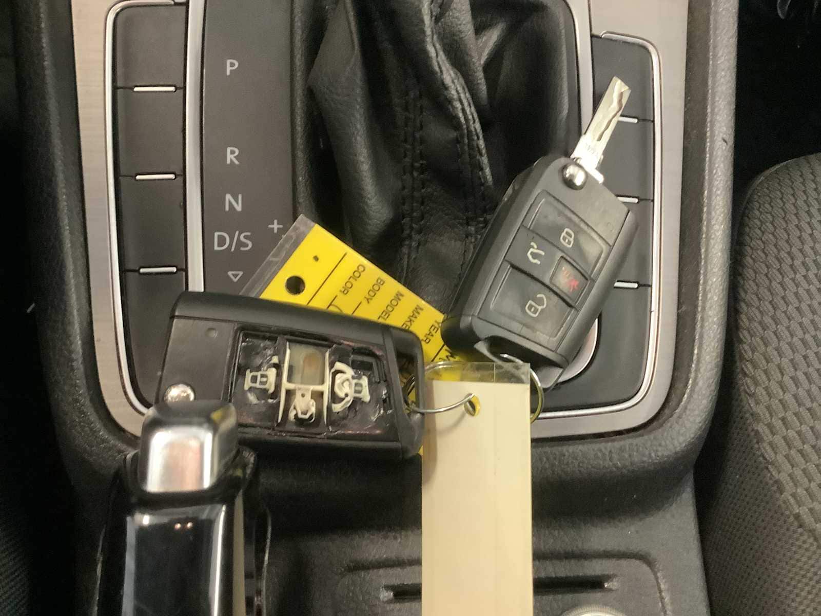 Thumbnail: 2016 Volkswagen e-Golf - 19