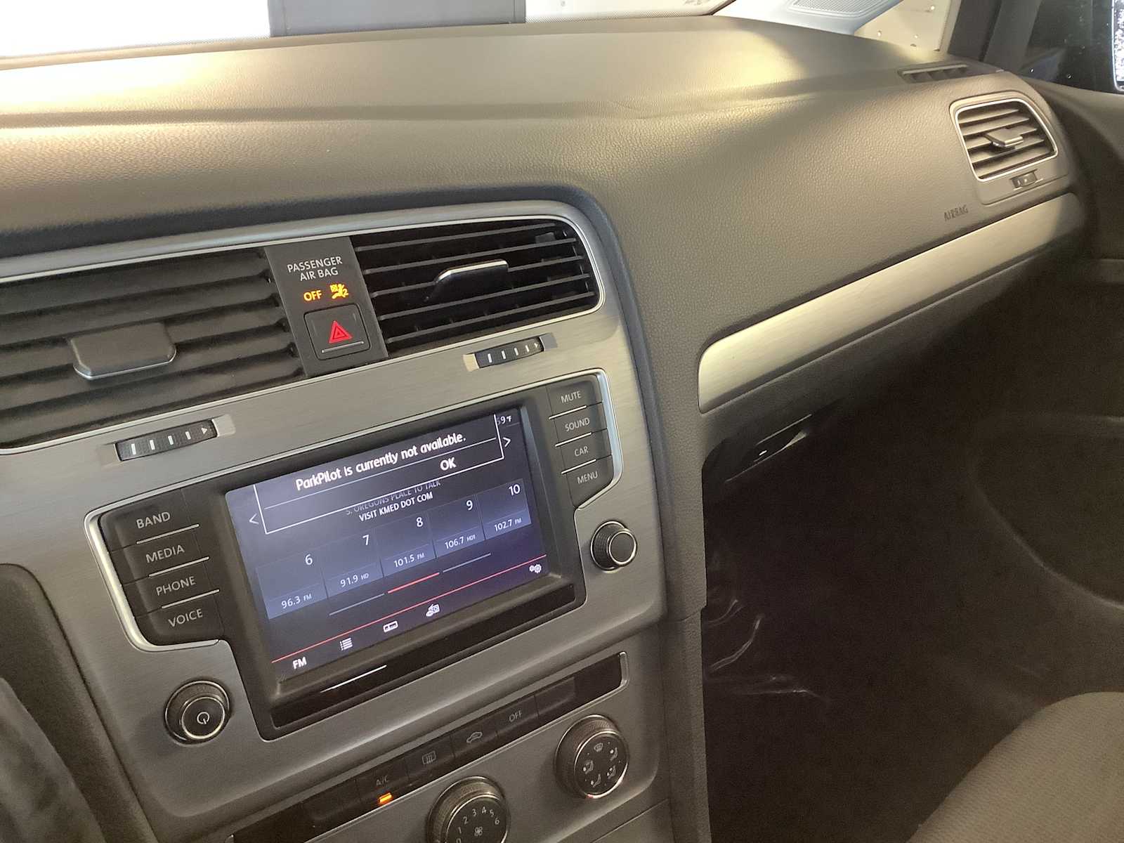 Thumbnail: 2016 Volkswagen e-Golf - 17