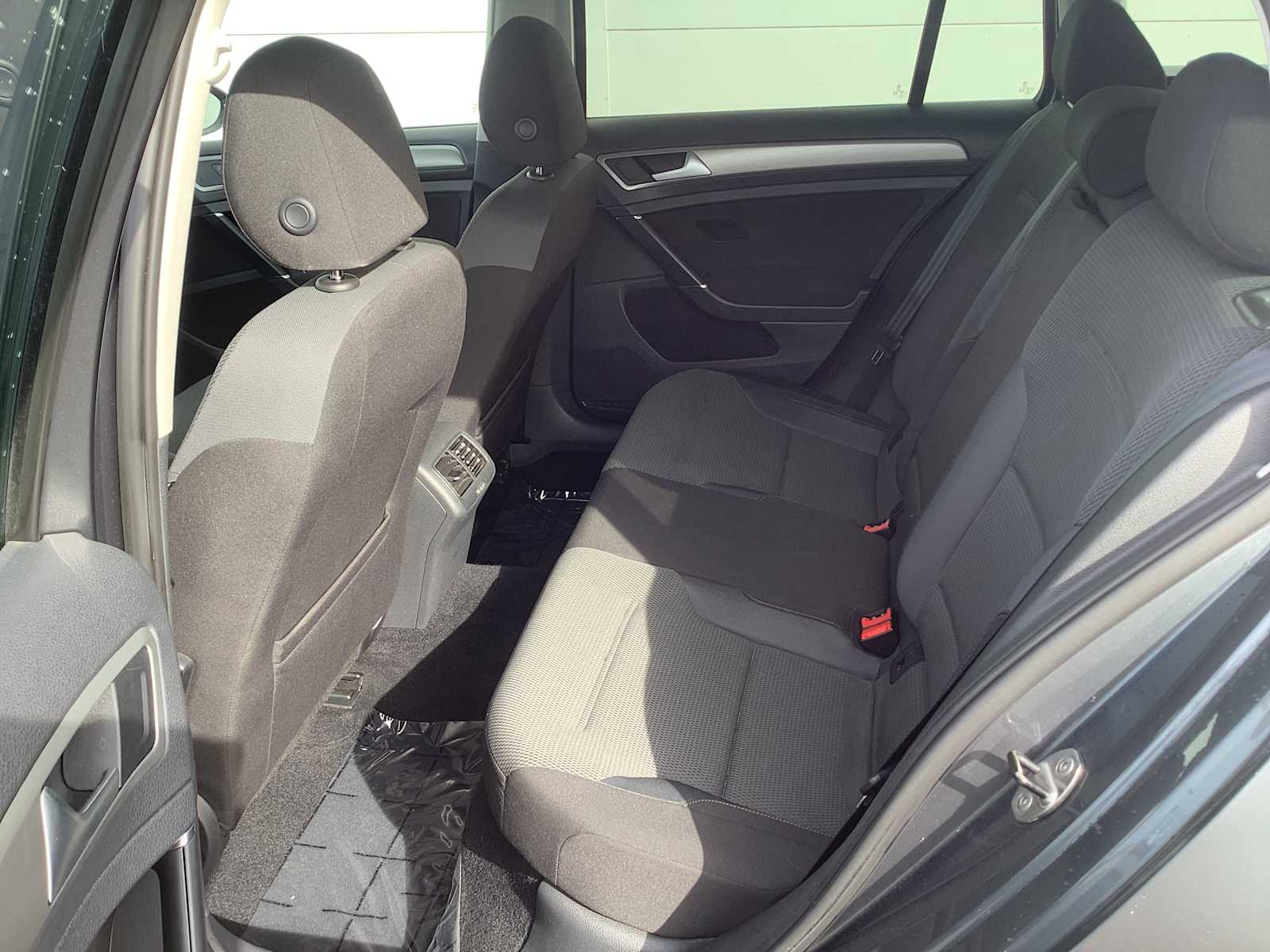 Thumbnail: 2016 Volkswagen e-Golf - 12