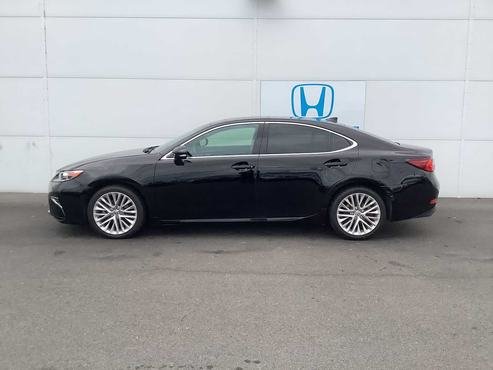 Thumbnail: 2016 Lexus ES - 2