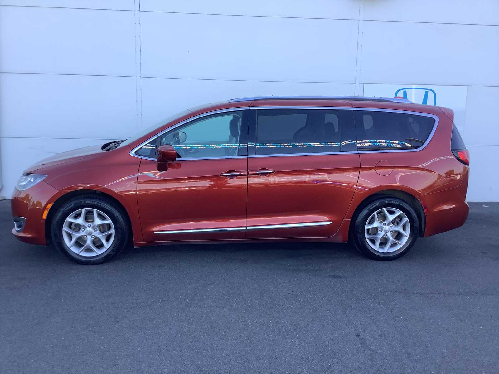 Thumbnail: 2018 Chrysler Pacifica - 3