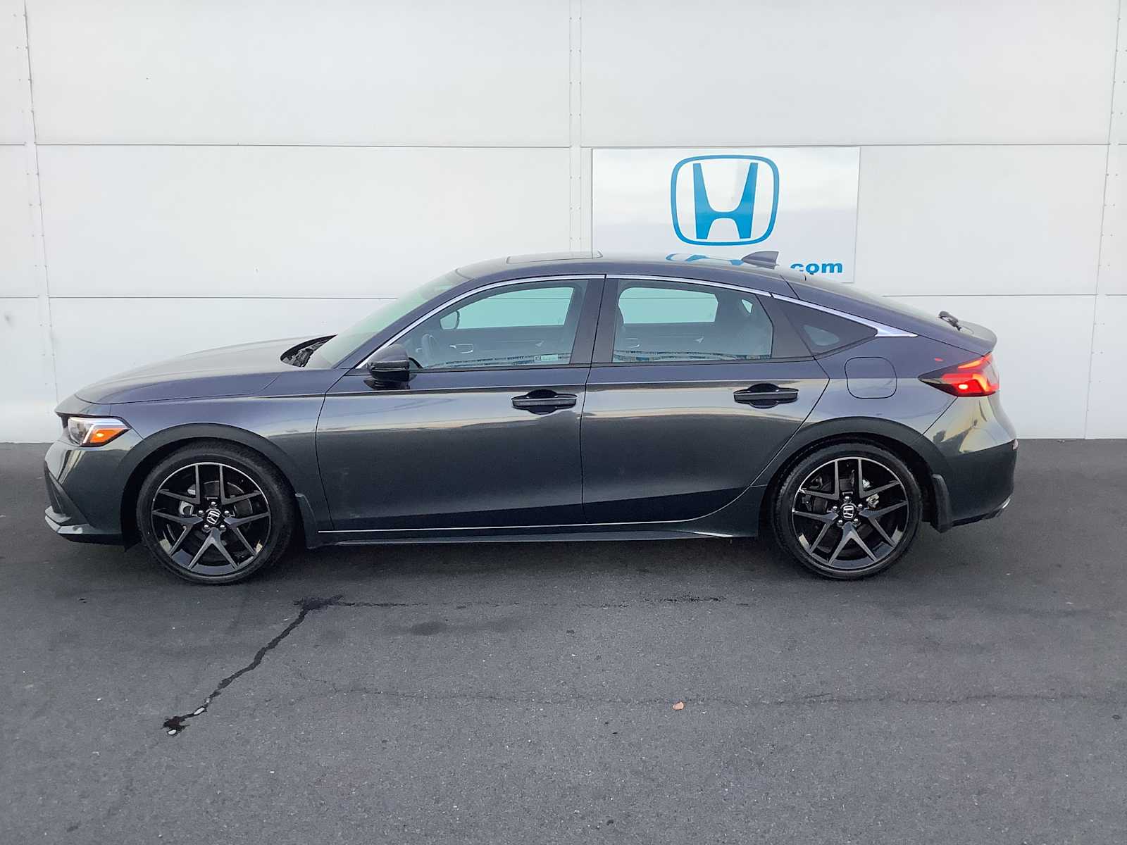 2024 Honda Civic Hatchback Sport Touring - Photo 2