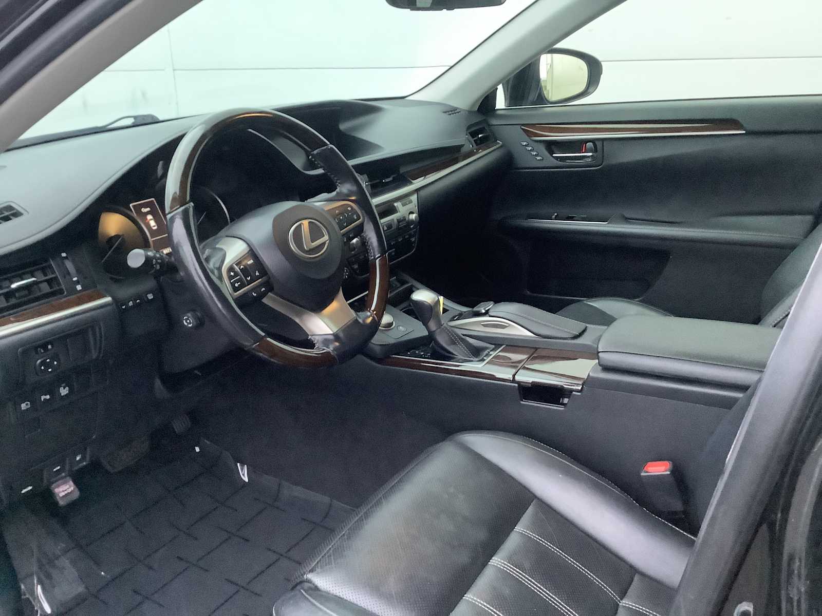 Thumbnail: 2016 Lexus ES - 3